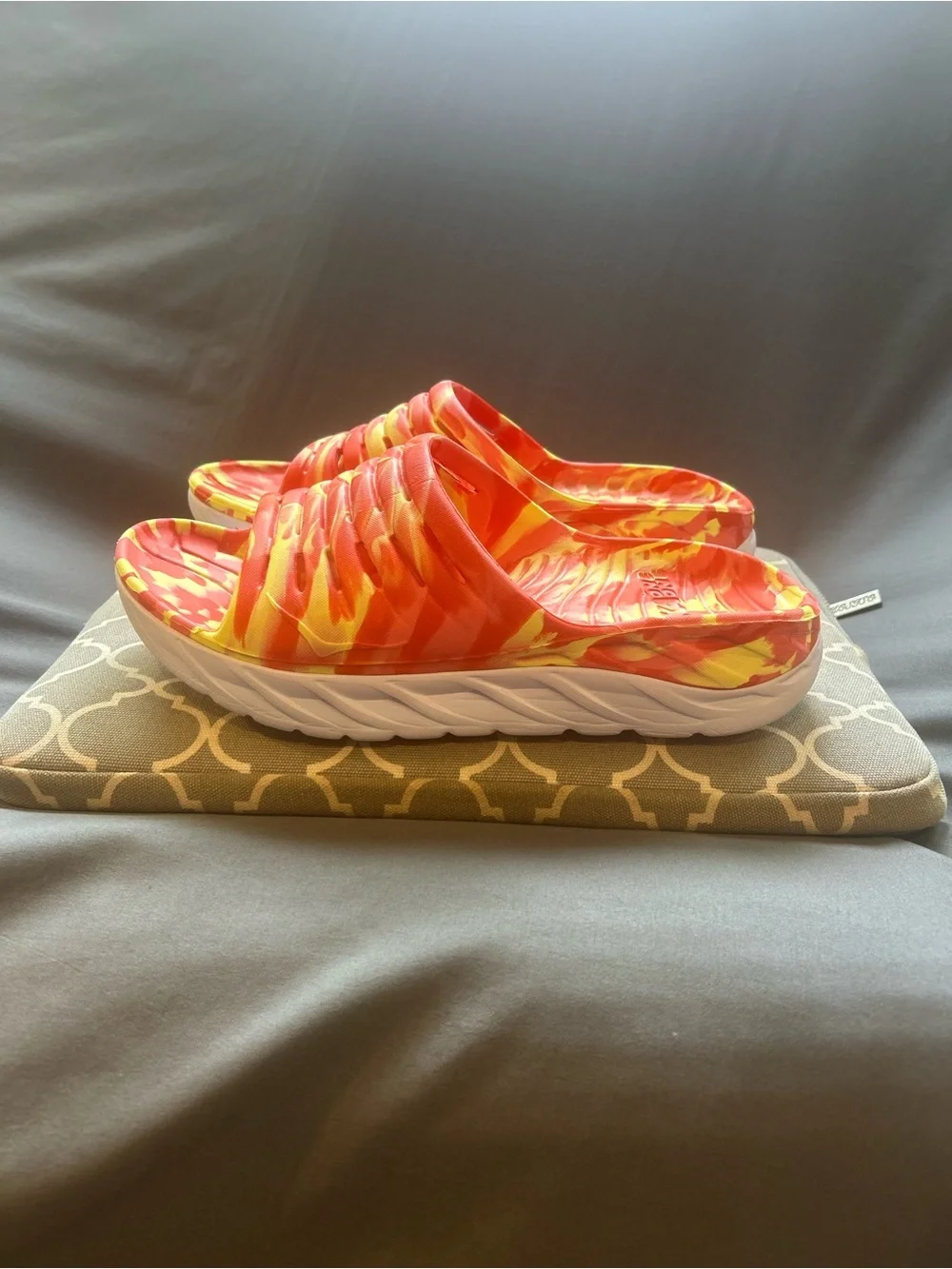 HOKA ONE ONE ORA Recovery Slide (LIKE NEW) (Sz 8 M / 10 W)